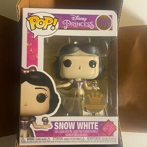 Disney Ultimate Princess Snow White GD W Collector Pin #339 Funko POP! Exclusive